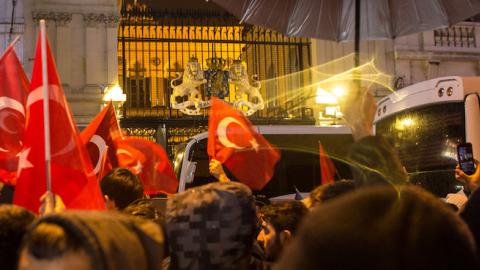 Protesters sing songs and chant slogans outside the Dutch Consulate on March 12, 2017 in Istanbul, Turkey. (Chris McGrath/Getty Images)