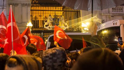 Protesters sing songs and chant slogans outside the Dutch Consulate on March 12, 2017 in Istanbul, Turkey. (Chris McGrath/Getty Images)