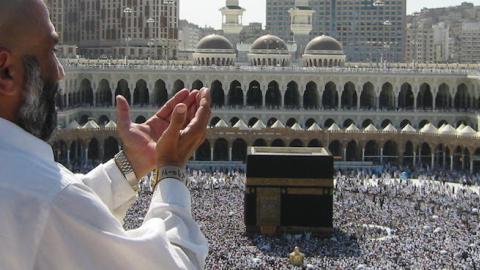 Supplicating Pilgrim at Masjid Al Haram, Mecca, Saudi Arabia, February 13, 2003 (Ali Mansuri/Wikimedia)