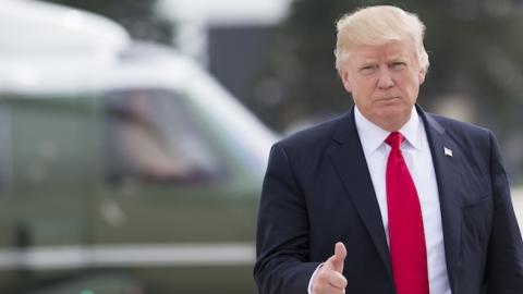 US President Donald Trump gives a thumbs-up as he walks to Marine One at General Mitchell International Airport in Milwaukee, Wisconsin, April 18, 2017. (SAUL LOEB/AFP/Getty Images)