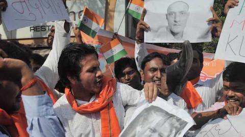Hindu Yuva Vahini, founded by UP CM Yogi Adityanath, protested over Kulbhushan Jadhav's death sentence by Pakistan accusing him of RAW Agent at Ghatkopar West, on April 15, 2017 in Mumbai, India. (Prashant Waydande/Hindustan Times via Getty Images)