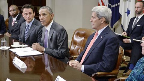 U.S President Barack Obama and Secretary of State John Kerry meet with a small group of veterans and Gold Star Mothers to discuss the Iran nuclear deal, September 10, 2015 (Olivier Douliery-Pool/Getty Images)