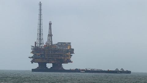 Shell's Brent Delta Topside offshore oil drilling rig platform is towed by tug boats along the coastline of Hartlepool, May 2, 2017 (SCOTT HEPPELL/AFP/Getty Images)