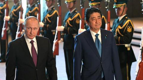 Russian President Vladimir Putin with Japanese Prime Minister Shinzo Abe (Kremlin.ru)