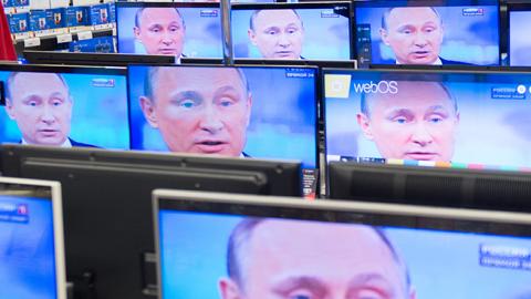 TV sets in Moscow during the broadcast of President Putin's annual televised phone-in with the nation, April 16, 2015 (ALEXANDER UTKIN/AFP/Getty Images)