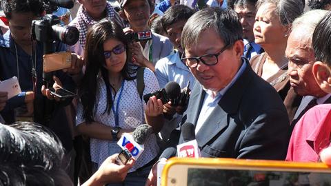 Cambodia National Rescue Party (CNRP) lawmaker Son Chhay speaks to the media during a protest demanding the release of CNRP President Kem Sokha, September 26, 2017 (Satoshi Takahashi/LightRocket via Getty Images)