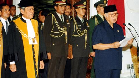 Soeharto announces his resignation, May 20, 1998 (Patrick AVENTURIER/Gamma-Rapho via Getty Images)