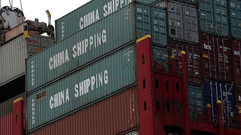 A shipping container is offloaded at the Port of Oakland June 20, 2018 (Justin Sullivan/Getty Images)