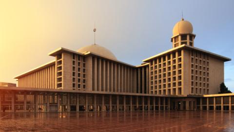 Sunset, Istiqlal Mosque, Jakarta Landmark (Photo Credit: Ali Trisno Pranoto/Getty Images)