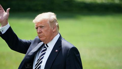 US President Donald Trump makes his way to board Marine One from the South Lawn of the White House in Washington, DC on August 31, 2018. - Trump is heading to Charlotte, North Carolina for a fundraiser. (Photo by MANDEL NGAN / AFP)