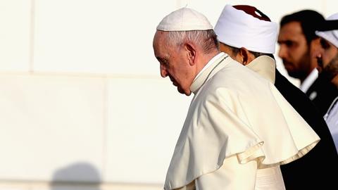 Dr. Ahmad el-Tayeb, Grand Imam of Al Azhar Al Sharif and Pope Francis visit Sheikh Zayed Mosque on February 4, 2019 in Abu Dhabi, United Arab Emirates. (Francois Nel/Getty Images)