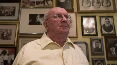 Holocaust and Tree of Life synagogue survivor Judah Samet looks at photographs of his family, August 27, 2018 in Pittsburgh. (ANDREW RUSSELL/TRIBUNE-REVIEW)