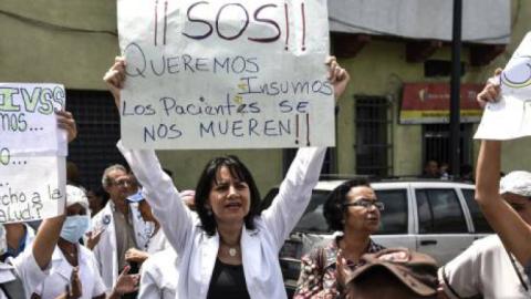 Healthcare professions protest outside a hospial in Caracas in April 2018 (Bloomberg)