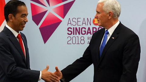 U.S.Vice President Mike Pence shakes hands with Indonesia's President Joko Widodo during a bilateral meeting on the sidelines of the 33rd Association of Southeast Asian Nations (ASEAN) summit in Singapore on November 14, 2018. (ATHIT PERAWONGMETHA/AFP)