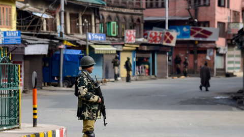 Indian paramilitary trooper seen standing guard during restrictions in Srinagar. (SOPA Images/Getty Images)
