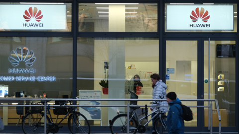 People walk past a Huawei customer service center on March 12, 2019 in Berlin, Germany. (Sean Gallup/Getty Images)