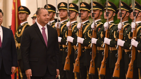 Tonga's King Tupou VI (C) reviews a military honour guard with Chinese President Xi Jinping during a welcome ceremony in the Great Hall of the People in Beijing on March 1, 2018. (GREG BAKER/AFP/Getty Images)