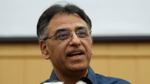 Pakistani Finance Minister Asad Umar speaks to the media during a press conference after stepping down from his ministry, in Islamabad on April 18, 2019. (AAMIR QURESHI/Getty Images)