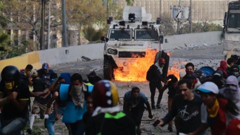 Demonstrators critical of the government clash with the security forces of the state, May 1st, 2019. (picture alliance/Getty Images)