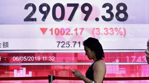 China's key stock indices plunged more than five percent on May 6 after US President Donald Trump threatened to hike tariffs on Chinese imports. (ANTHONY WALLACE/Getty Images)