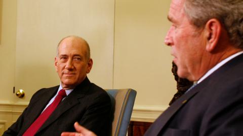 U.S. President George W. Bush (R) and Israeli Prime Minister Ehud Olmert speak during a meeting in the Oval Office at the White House November 24, 2008 in Washington, DC. (Martin H. Simon-Pool/Getty Images)