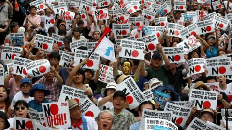  South Korean protesters participate in a rally to denounce Japan's new trade restrictions on South Korea in front of the Japanese embassy on August 03, 2019 in Seoul. (Chung Sung-Jun/Getty Images)