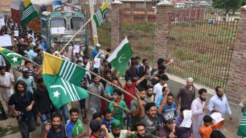 Kashmiri protesters hold Azad Kashmir and Pakistani National flag during a protest, on August 16, 2019 in Srinagar, India. (Hindustan Times via Getty Images)