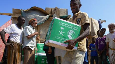 An internally displaced Yemeni men receive benefits from a Saudi Foundation on November 25, 2018 in Aden, Yemen. (UNOCHA via Getty Images)