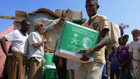 An internally displaced Yemeni men receive benefits from a Saudi Foundation on November 25, 2018 in Aden, Yemen. (UNOCHA via Getty Images)