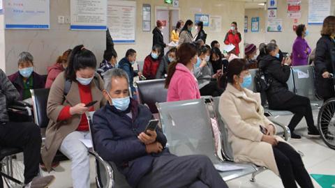 People wait to see doctors in Enshi Central Hospital in Enshi, central China's Hubei Province, March 29, 2020. 