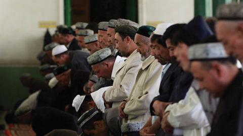 Muslim Uyghurs attend afternoon prayers at the Id Kah Mosque on October 15, 2006 in Kashgar City, Xinjiang Uygur, China (Photo by Guang Niu/Getty Images)