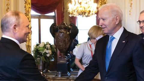 U.S. President Joe Biden (2L) and Russian President Vladimir Putin shake hands as Swiss President Guy Parmelin (R) looks on during the U.S.-Russia summit at Villa La Grange on June 16, 2021 in Geneva, Switzerland (Photo by Peter Klaunzer - Pool/Keystone v