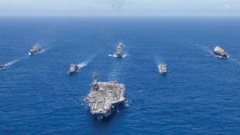 USS Ronald Reagan (CVN 76) leads a formation of Carrier Strike Group 5 ships during Valiant Shield 2018. U.S. NAVY / MASS COMMUNICATION SPECIALIST 3RD CLASS ERWIN MICIANO