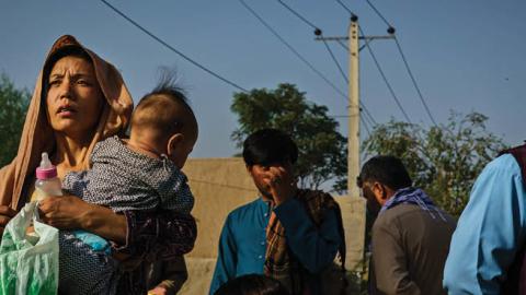  Afghans make their way the road to the military entrance of the airport for evacuations, in Kabul, Afghanistan, Thursday, Aug. 19, 2021 (MARCUS YAM / LOS ANGELES TIMES)