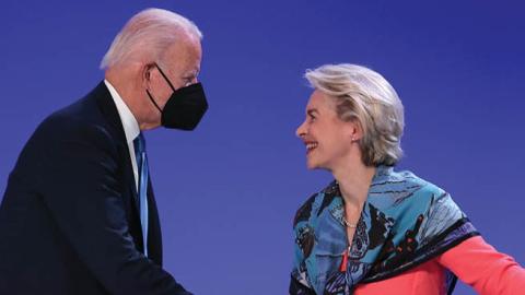 U.S. President Joe Biden shakes hands with Ursula von der Leyen, President of the European Commission at the COP26 summit on November 02, 2021 in Glasgow, Scotland. (Photo by Chris Jackson/Getty Images)