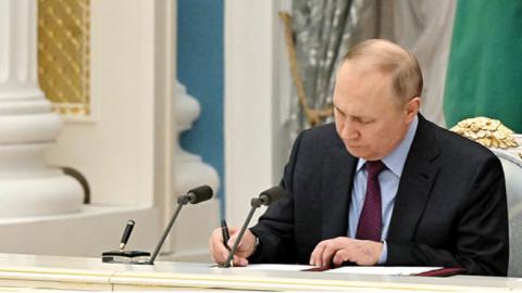 Russia's President Vladimir Putin signed a declaration on allied cooperation between Russia and Azerbaijan at Moscow's Kremlin on February 22, 2022. (Getty Images)