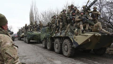 Ukrainian servicemen get ready to repel an attack in Ukraine's Lugansk region on February 24, 2022. (Getty Images)