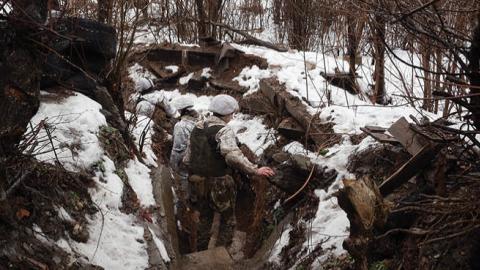 Ukrainian soldiers of the 25th Airborne Brigade in military position situated around the city of Avdiyivka on February 8, 2022 in Avdiyivka, Ukraine. (Photo by Gaelle Girbes/Getty Images)