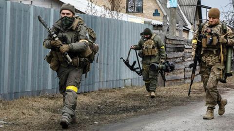 Ukrainian soldiers on patrol on March 6, 2022 in Irpin, Ukraine. (Photo Laurent Van der Stockt pour Le Monde/Getty Images)