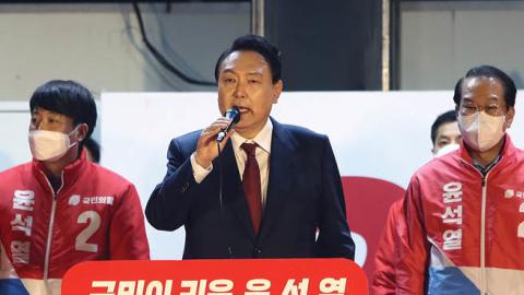 South Korean President-elect Yoon Suk-yeol of the main opposition People Power Party celebrates with supporters at the party's headquarters on March 10, 2022 in Seoul, South Korea. (Photo by Chung Sung-Jun/Getty Images)