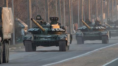 A column of tanks marked with the Z symbol proceeds northwards along the Mariupol-Donetsk highway. (Photo by Maximilian Clarke via Getty Images)