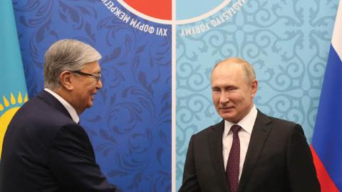 Kazakh President Kassym-Jomart Tokayev greets Russian President Vladimir Putin during their bilaterlal meeting at the Russian-Kazakh Regional Forum on November 7, 2019 in Omsk, Russia. (Photo by Mikhail Svetlov/Getty Images)