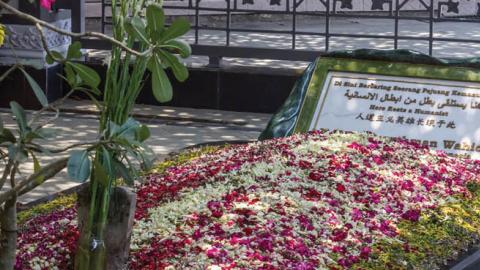 The grave of H.E. Kyai Haji Abdurrahman Wahid in Jombang, East Java. The inscription on his tombstone, "Here Rests a Humanist," is written in Indonesian, Arabic, English, and Chinese. (Humanitarian Islam)