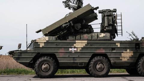 A Ukrainian soldier with an anti aircraft missile system near Sloviansk, eastern Ukraine on May 11, 2022. (Photo by Yasuyoshi Chiba/AFP via Getty Images) 