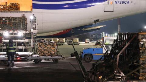 A ground crew unload weapons and other military hardware delivered by the United States military at Boryspil Airport near Kyiv on January 25, 2022, in Boryspil, Ukraine. (Photo by Sean Gallup/Getty Images)