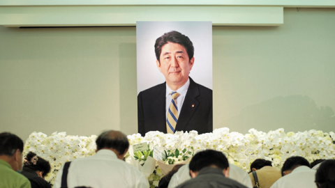  People pay their condolences to former Japanese prime minister Shinzo Abe at the Japan-Taiwan Exchange Association office in Taipei on July 11, 2022. (Sam Yeh/AFP via Getty Images)