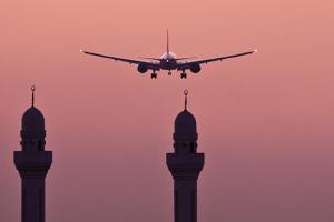 Airplane landing in Dubai airport (Wael Hamdan)