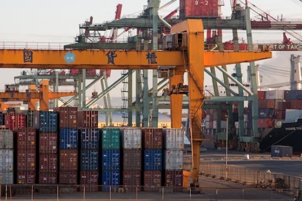 Freight containers and container ship Maersk Wellington (Maersk Line) at pier, Taichung, Central Taiwan, Taiwan (Holger Leue/Getty Images)