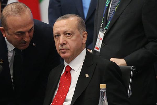  Turkish President Recep Tayyip Erdogan (C) listens to Foreign Minister Mevlut Cavusoglu (L) during the G20 Summit's Plenary Meeting on November 30, 2018 in Buenos Aires, Argentina. 