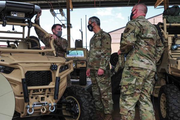 A U.S. Air Force staff sergeant with the 25th ASOS Radio Frequency Transmissions craftsman briefs U.S. Air Force Gen. and U.S. Air Force Chief Master Sgt. at Wheeler Army Airfield, Hawaii, April 23, 2021. (US Air Force)